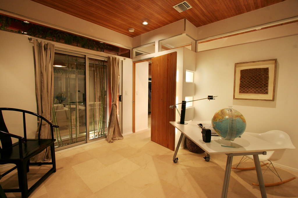 Recessed and feature lighting in a modern home